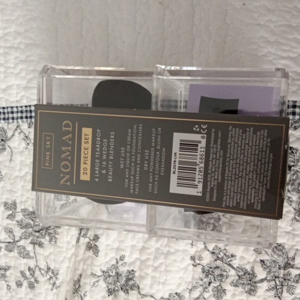 NOMAD beauty blenders & acrilic organizer